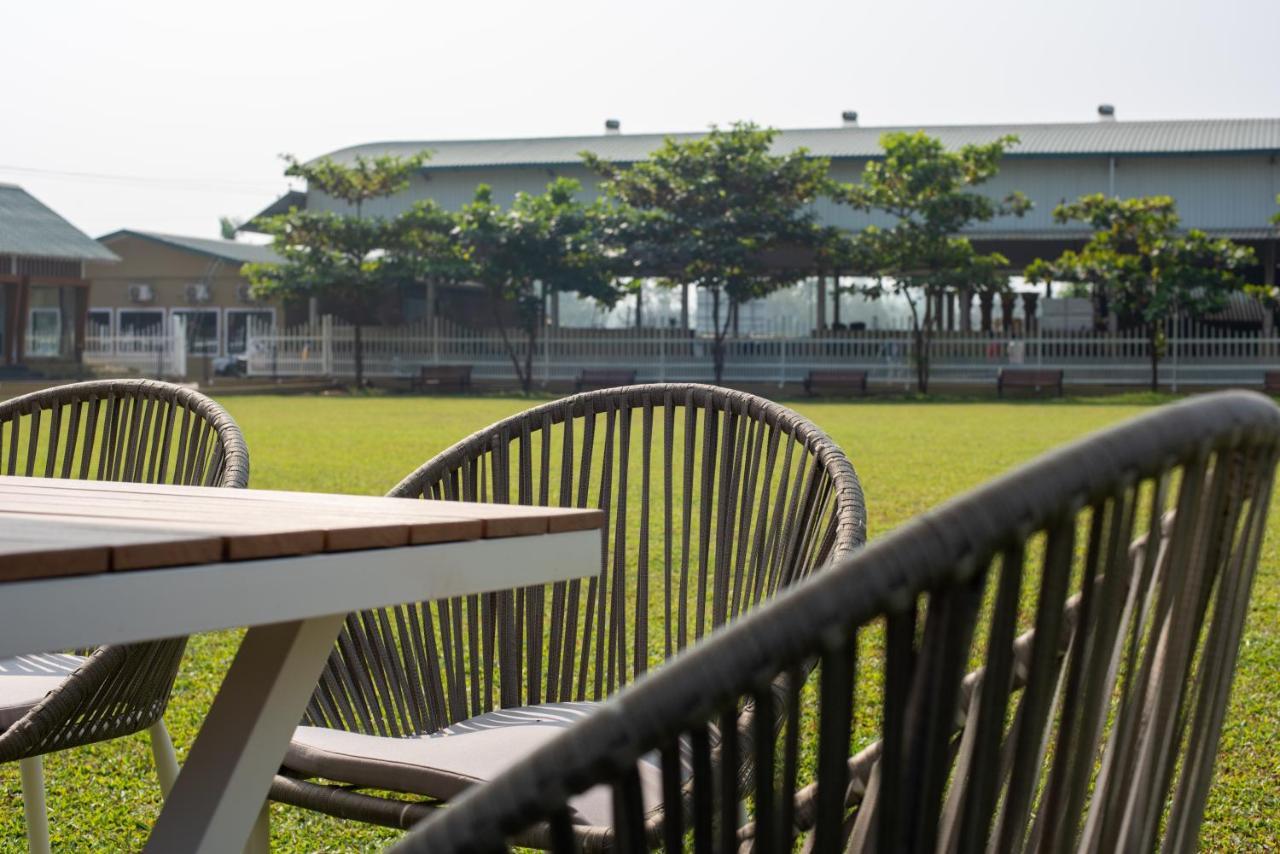 Paramount Riverfront Resort & Spa, Karjat Kültér fotó