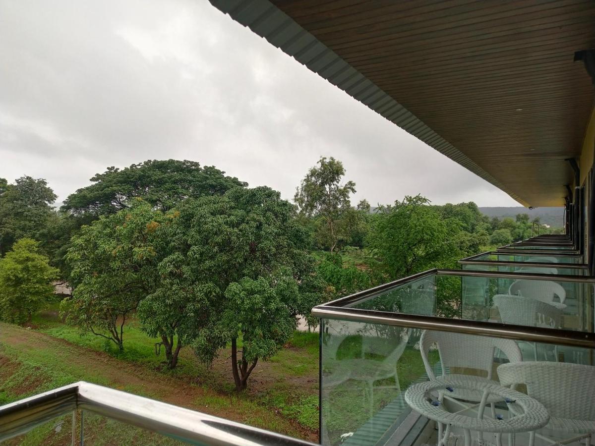 Paramount Riverfront Resort & Spa, Karjat Kültér fotó